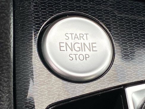 Used 2025 Volkswagen Taos SE image 19