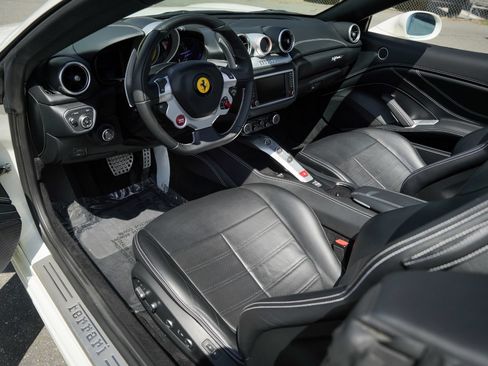 Used 2016 Ferrari California T RWD image 2