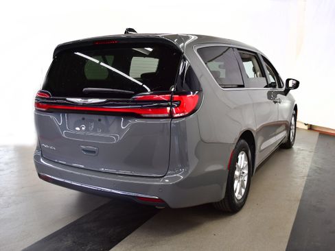 Used 2023 Chrysler Pacifica Touring-L FWD image 7