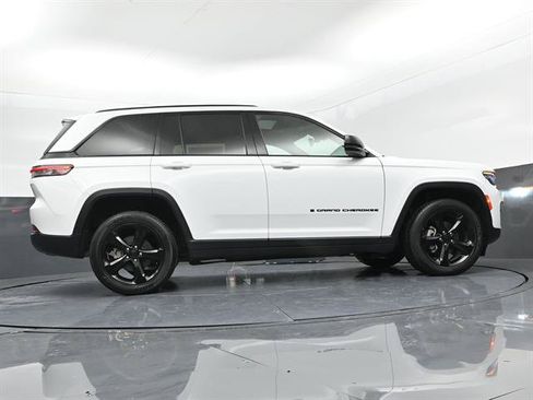 Used 2024 Jeep Grand Cherokee Altitude AWD/4WD image 34