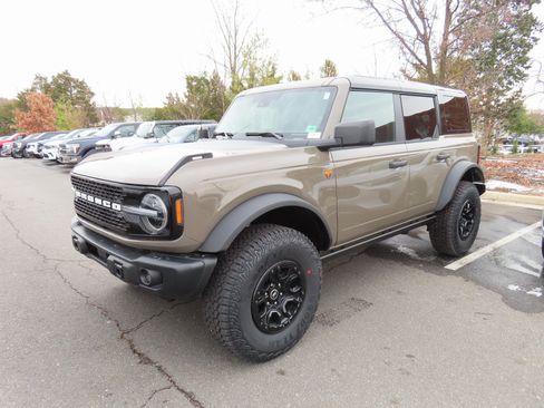 New 2025 Ford Bronco Badlands w/ Sasquatch Package image 3