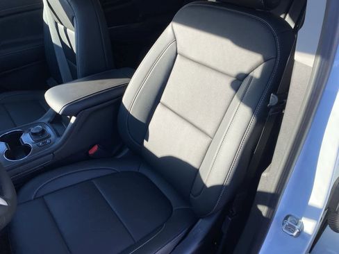 Used 2023 GMC Acadia SLT image 11