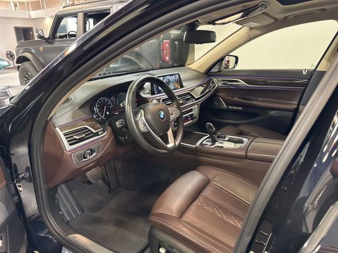 Used 2018 BMW 750i RWD image 11