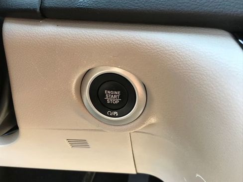 Used 2024 Chrysler Pacifica Touring-L image 7