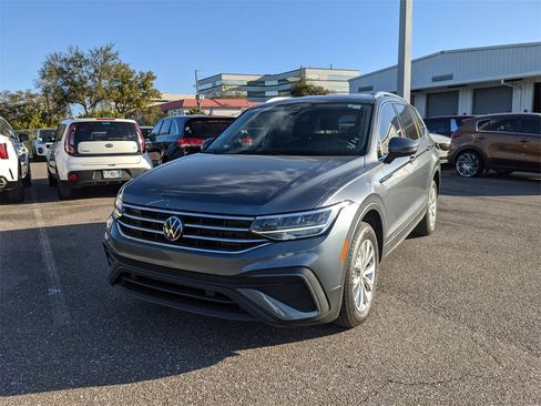 Certified 2022 Volkswagen Tiguan SE image 2