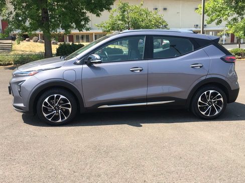 Used 2022 Chevrolet Bolt EUV Premier w/ Sun & Sound Package FWD image 3