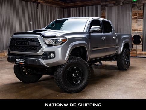 Used 2016 Toyota Tacoma TRD Sport image 4