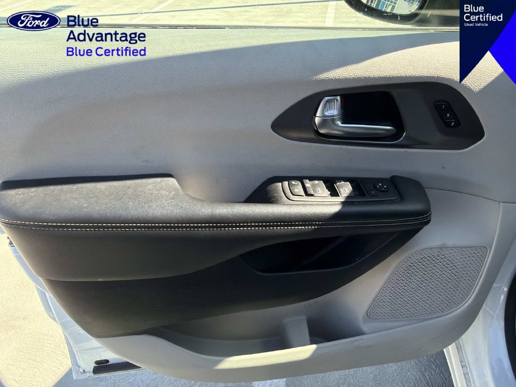 Used 2023 Chrysler Pacifica Touring-L FWD image 14