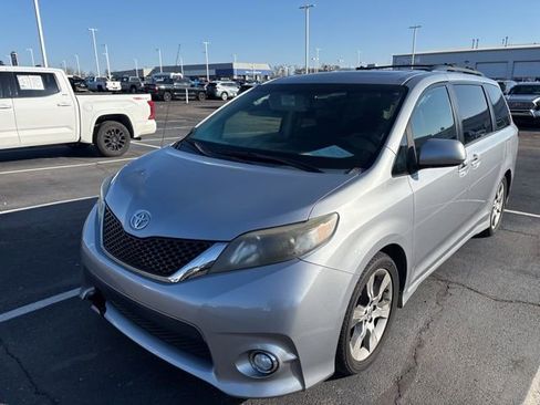 Used 2012 Toyota Sienna SE image 3