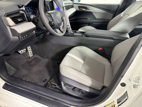 Used 2025 Toyota Camry SE w/ Convenience Package image 9