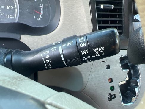 Used 2012 Toyota Sienna LE FWD image 27