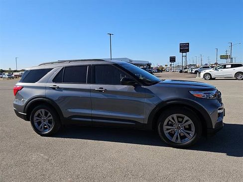 Used 2022 Ford Explorer XLT w/ Equipment Group 202A image 6