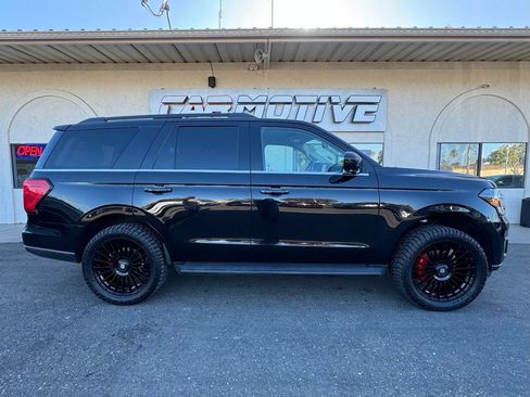 Used 2024 Ford Expedition XLT RWD image 3