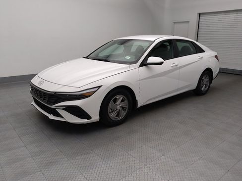 Used 2025 Hyundai Elantra SE FWD image 2