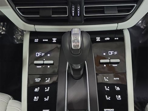 Used 2025 Porsche Macan image 19