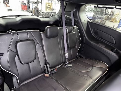 Used 2025 Chrysler Pacifica Limited image 17