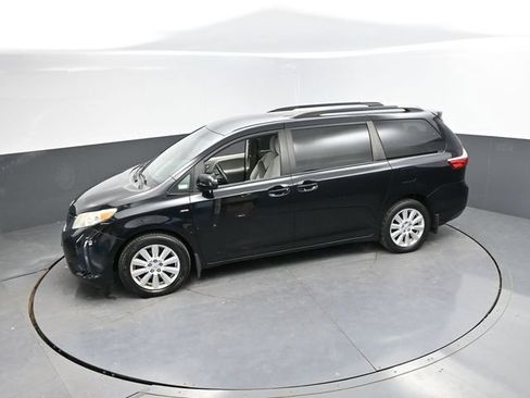 Used 2017 Toyota Sienna LE AWD/4WD image 35