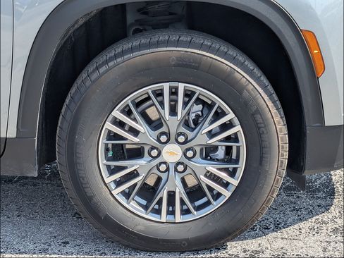Certified 2025 Chevrolet Traverse LT w/ Driver Confidence Package FWD image 11