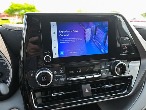 Used 2024 Toyota Highlander XLE AWD/4WD image 36
