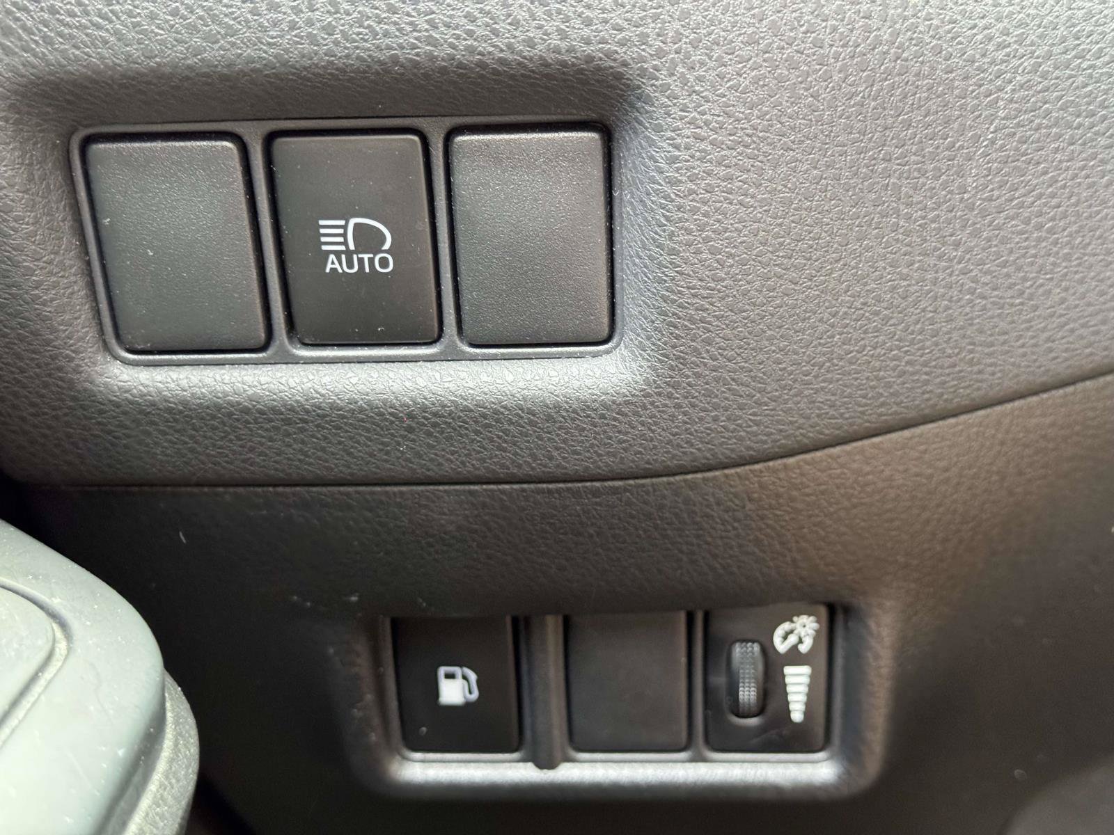 Used 2019 Toyota C-HR LE FWD image 15