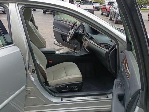 Used 2014 Lexus ES 350 w/ Luxury Package FWD image 16