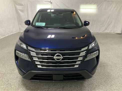 Used 2024 Nissan Rogue SV image 3