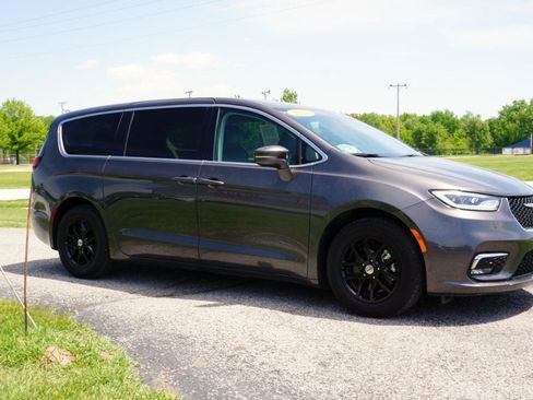 Used 2023 Chrysler Pacifica Touring-L FWD image 5