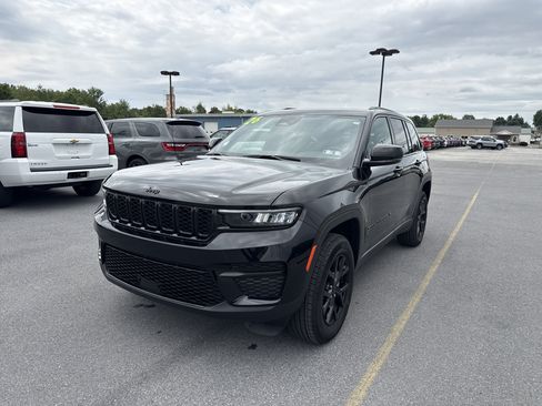 Used 2025 Jeep Grand Cherokee Altitude AWD/4WD image 2