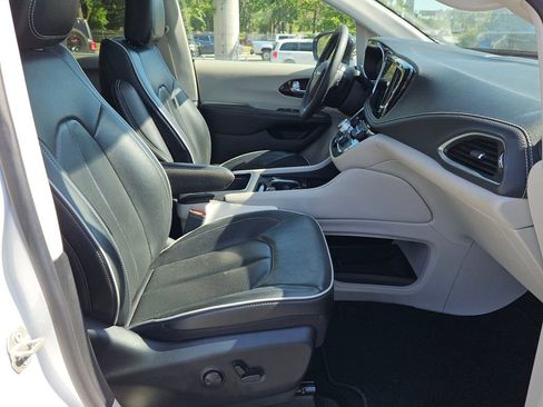 Used 2024 Chrysler Pacifica Limited FWD image 15