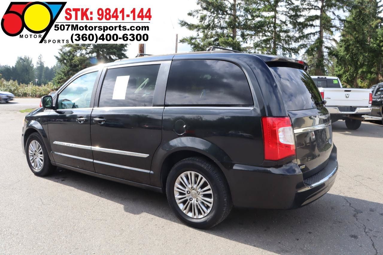 Used 2014 Chrysler Town & Country Touring-L FWD image 5