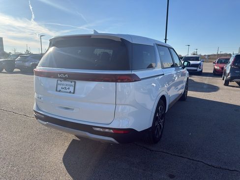 Used 2024 Kia Carnival EX image 5
