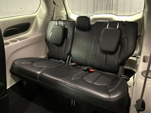 Used 2024 Chrysler Pacifica Touring-L image 24