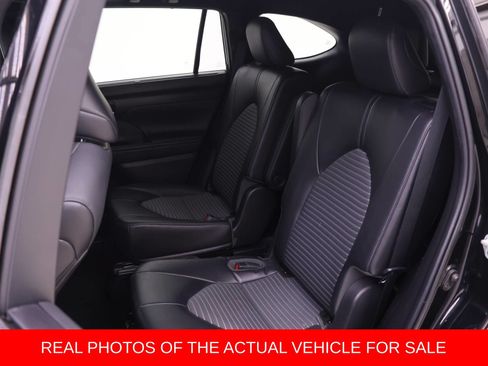 Used 2022 Toyota Highlander XSE FWD image 9
