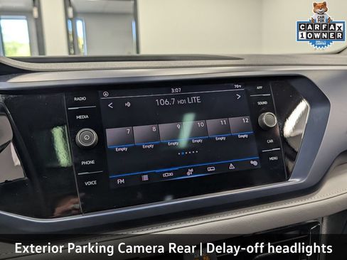 Used 2024 Volkswagen Taos SE w/ Panoramic Sunroof Package FWD image 16