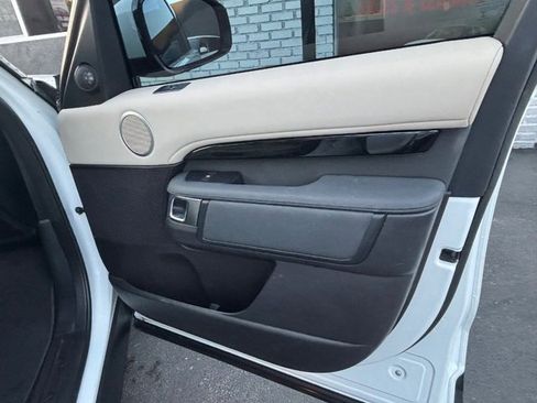 Used 2017 Land Rover Discovery SE image 28