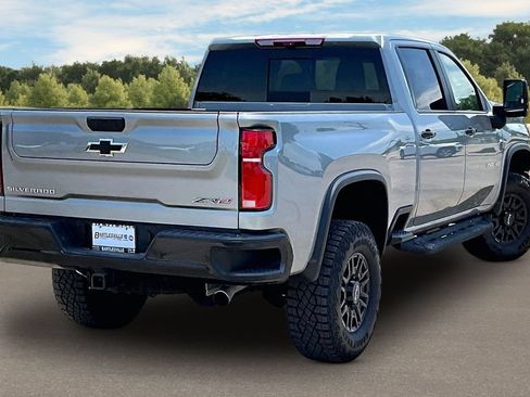 Used 2025 Chevrolet Silverado 2500 ZR2 w/ Technology Package AWD/4WD image 9