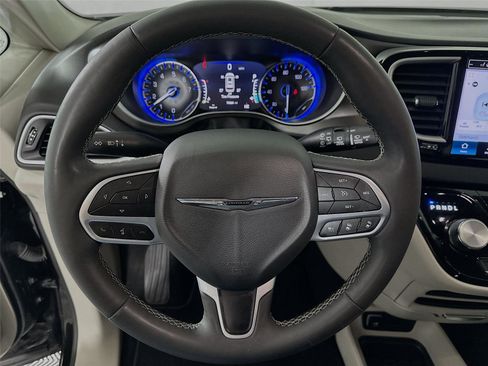 Used 2024 Chrysler Pacifica Touring-L image 18