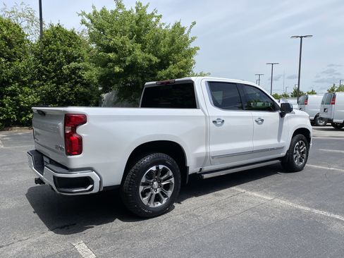 Used 2024 Chevrolet Silverado 1500 High Country w/ Technology Package AWD/4WD image 9