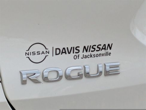 Used 2020 Nissan Rogue SV image 12