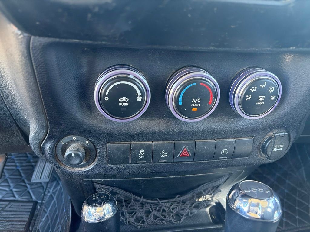 Used 2014 Jeep Wrangler Unlimited Rubicon w/ Connectivity Group AWD/4WD image 19