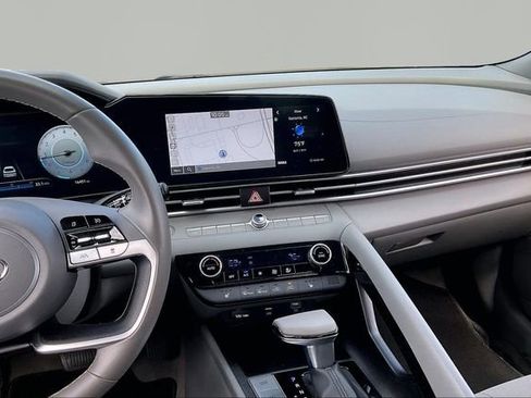 Used 2023 Hyundai Elantra SEL w/ Convenience Package image 9