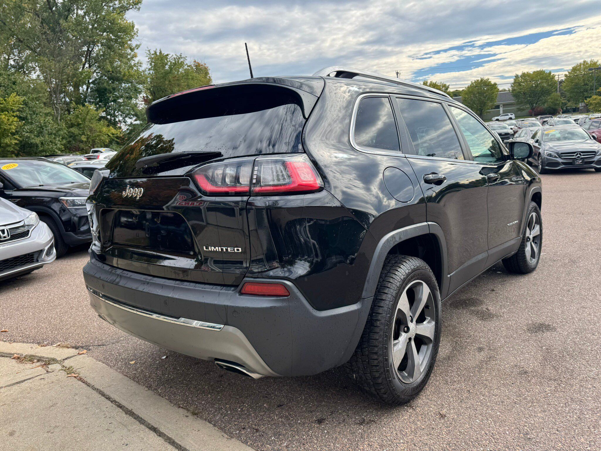 Used 2019 Jeep Cherokee Limited AWD/4WD image 7