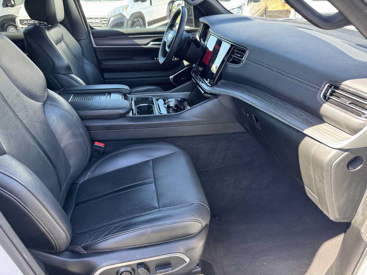 Used 2024 Jeep Wagoneer L Series II RWD image 18