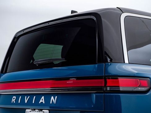Used 2023 Rivian R1S Launch Edition image 13