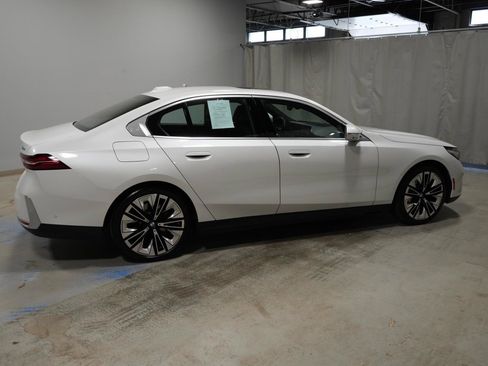 Used 2025 BMW 530i xDrive w/ Premium Package AWD/4WD image 22