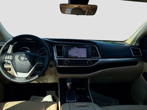 Used 2019 Toyota Highlander SE image 24