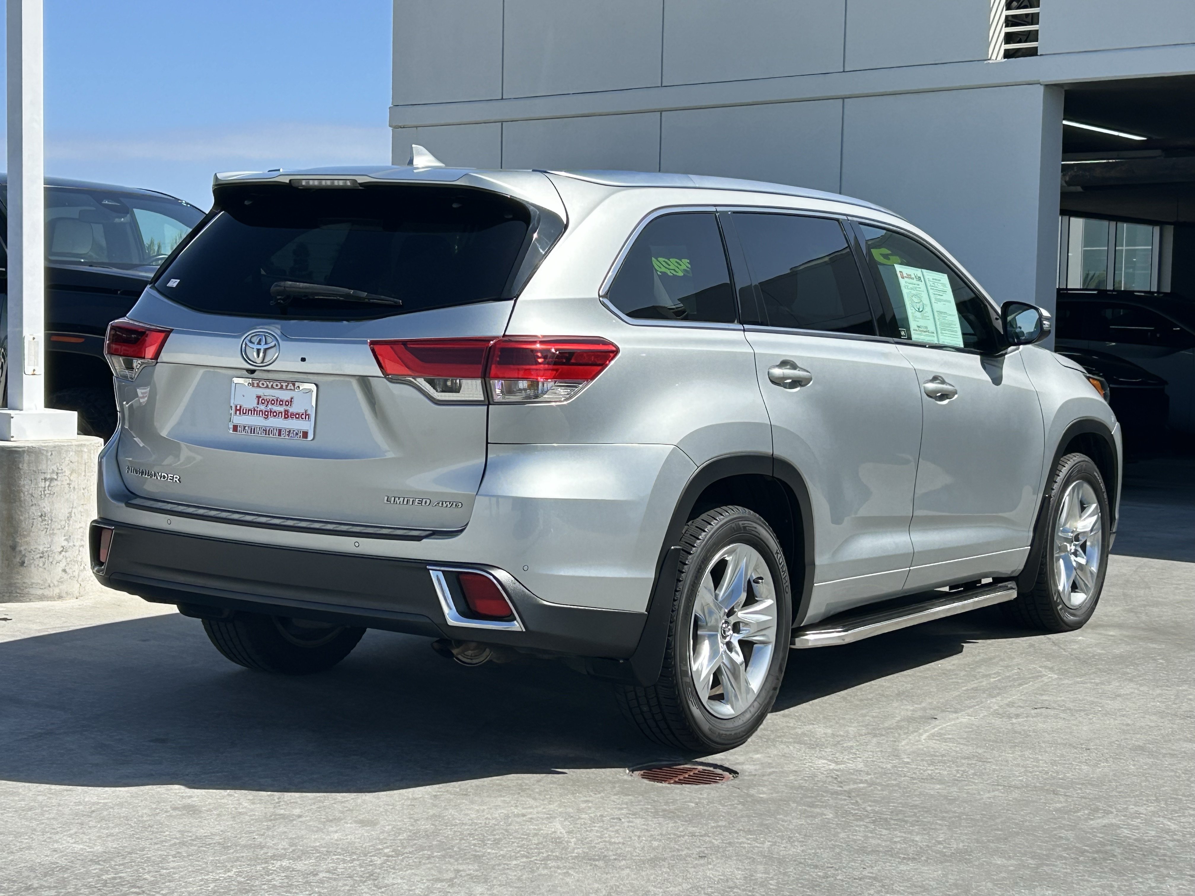 Used 2017 Toyota Highlander Limited w/ Carpet Mat Package AWD/4WD image 3