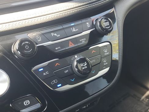 Used 2021 Chrysler Pacifica Touring-L w/ Uconnect Theater Family Group AWD/4WD image 29