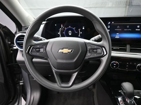 Used 2025 Chevrolet Trax LT image 32