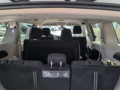 Used 2021 Chrysler Voyager L image 29